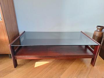 Vintage houten salontafel met glazen blad beschikbaar voor biedingen