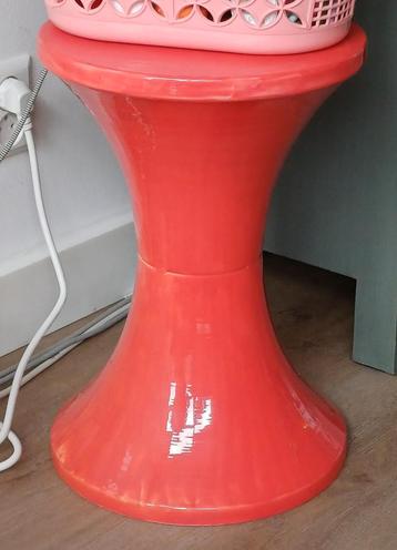 Krukje metaal neon rood beschikbaar voor biedingen