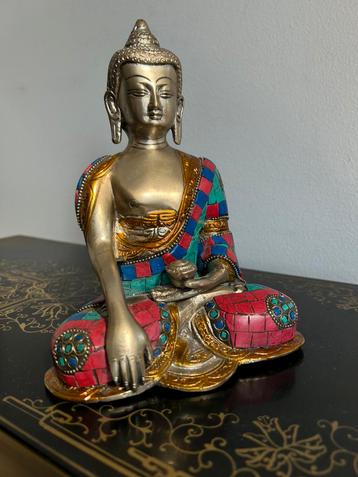 Bronzen Boeddhabeeld met stonework gewaad beschikbaar voor biedingen