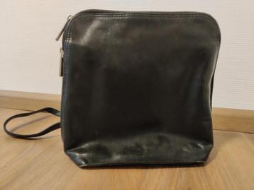 Zwart leren rugzakje beschikbaar voor biedingen