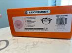 NIEUWE Le Creuset 20 cm Chiffon Pink in doos, Gietijzer, Nieuw, Ophalen of Verzenden, Keramische plaat
