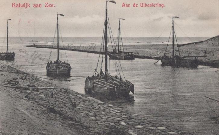 Katwijk aan Zee - Aan de Uitwatering met schepen, Verzamelen, Ansichtkaarten | Nederland, Gelopen, Zuid-Holland, Voor 1920, Verzenden