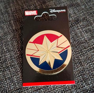 Captain Marvel logo pin - Disneyland Parijs (nieuw) beschikbaar voor biedingen