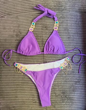 Glamoureuze paarse bikini met goud accenten en luxe stenen beschikbaar voor biedingen