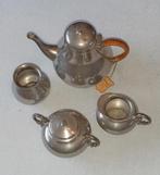 Tinnen theekan met lepelvaasje, melkkannetje en suikerpot., Ophalen of Verzenden