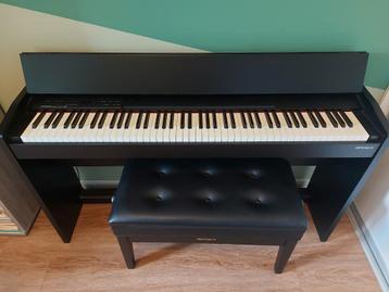 Roland F-140R Digitale Piano + Pianokruk beschikbaar voor biedingen