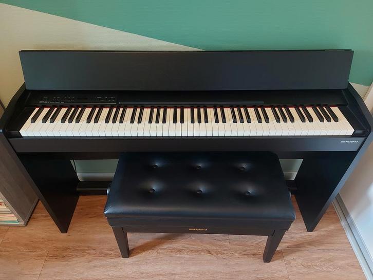 Roland F-140R Digitale Piano + Pianokruk, Muziek en Instrumenten, Piano's, Zo goed als nieuw, Piano, Zwart, Digitaal, Ophalen