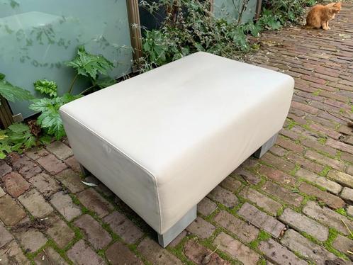 Linteloo Hocker Voetenbank Ivoorkleur leer zgan, Huis en Inrichting, Banken | Voetenbanken en Poefen, Zo goed als nieuw, 50 tot 75 cm