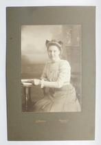 Grote foto op karton: Jonge Dame met opgestoken haar., Verzamelen, Ansichtkaarten | Nederland, Ophalen of Verzenden, Voor 1920