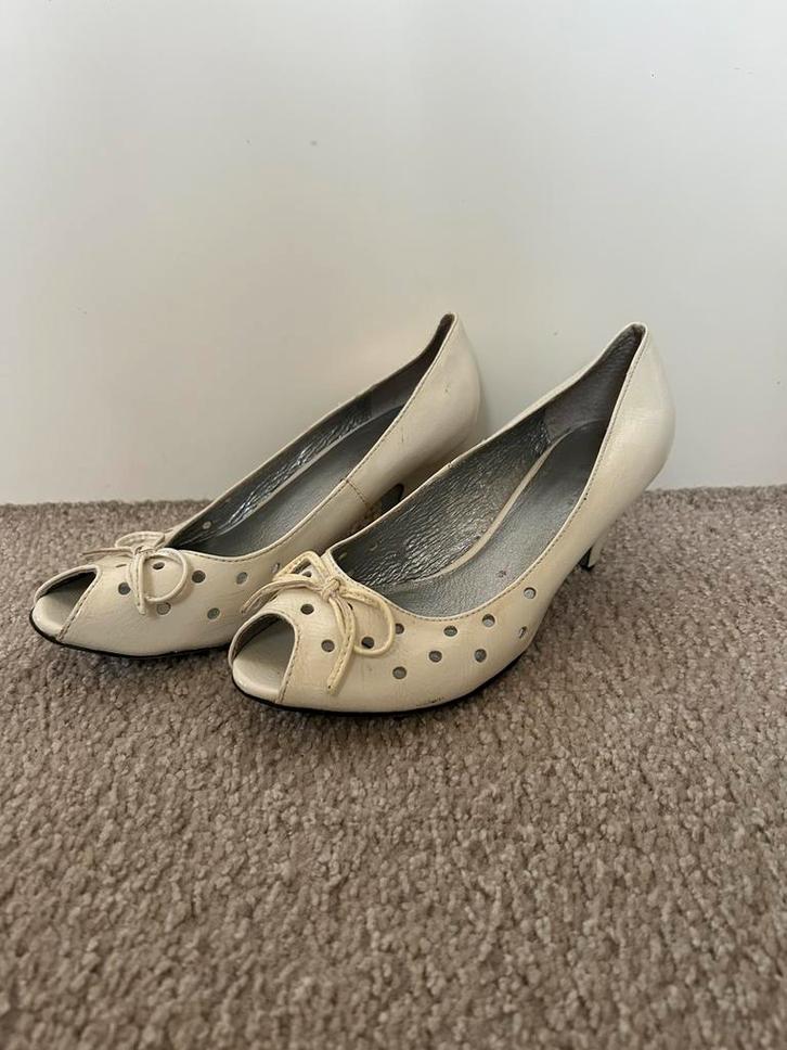 Witte hakken maat 37 met polkadot stippen en strikje, Kleding | Dames, Schoenen, Gedragen, Pumps, Wit, Ophalen of Verzenden