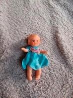 poppenhuis miniaturen ari popje baby 5 cm nr 10, Verzamelen, Poppenhuizen en Toebehoren, Ophalen of Verzenden, Zo goed als nieuw