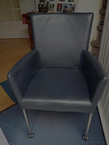 Vier leren eettafel stoelen op wielen, donker marine blauw beschikbaar voor biedingen