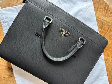 Prada Saffiano Laptoptas – Zwart – Met draagriem beschikbaar voor biedingen