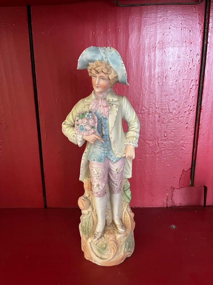 Porseleinen Beeldje Man met Bloemen - Antiek Stijl Decoratie, Antiek en Kunst, Antiek | Porselein, Ophalen of Verzenden