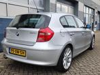 BMW 1-serie 120i High Executive | AUTOMAAT | LEDEREN INT., Te koop, Zilver of Grijs, Benzine, Hatchback