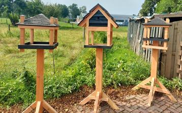 Handgemaakte Vogelvoederhuisjes op Paal beschikbaar voor biedingen