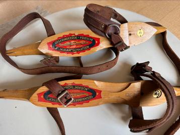 Antieke Nijdam Friese Houten Schaatsen met Leren Riempjes beschikbaar voor biedingen