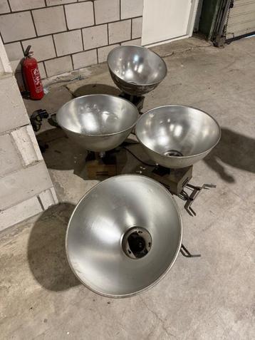4 gaslampen en 1 ledlamp beschikbaar voor biedingen