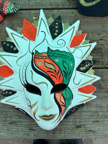 Diverse originele maskers beschikbaar voor biedingen