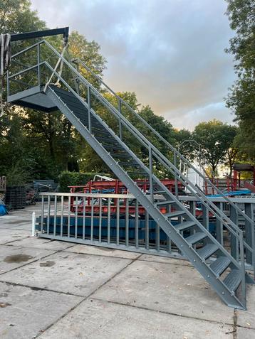 2xRechte stalen hoge trap 4m 1.10 b 2x leuning 21x tree bord beschikbaar voor biedingen