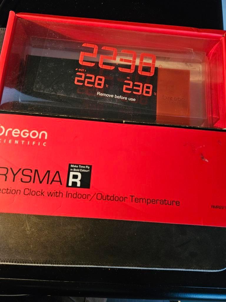 Oregon Scientific Radiogestuurde klok RMR391PK nieuw in doos, Ophalen of Verzenden, Nieuw, Digitaal, Wekker of Tafelklok