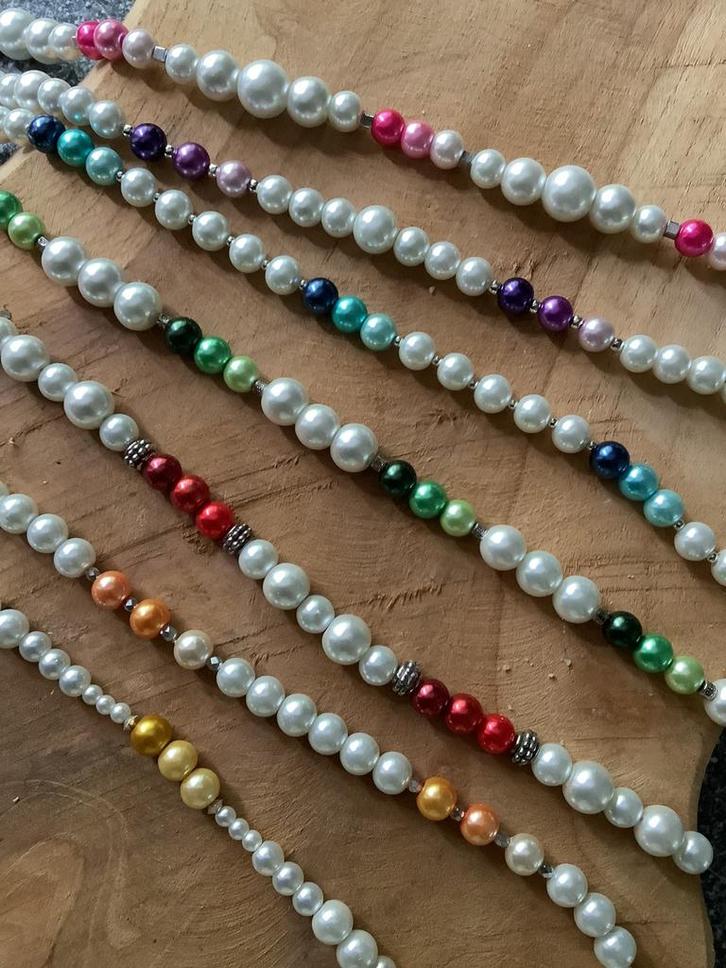 Nieuw! Witte parelkettingen met een kleurtje, Sieraden, Tassen en Uiterlijk, Kettingen, Nieuw, Verstelbaar, Ophalen of Verzenden