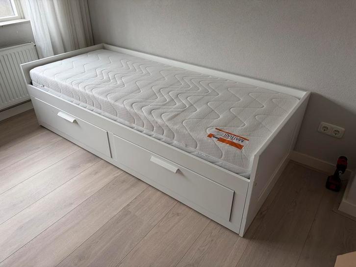 Brimnes bedbank met 2 lades, Huis en Inrichting, Slaapkamer | Bedden, Zo goed als nieuw, Eenpersoons, 80 cm, 200 cm, Hout, Wit