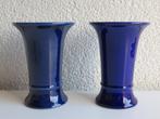 2 De Bijenkorf kobaltblauwe vaasjes trompetvaas, Blauw, Aardewerk of Porselein, Ophalen of Verzenden, Zo goed als nieuw
