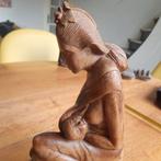 Bali Indonesië: Houten Beeld Moeder Zoogt Kind, Verzenden