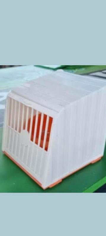 Nestbakjes om aan de kooi te hangen beschikbaar voor biedingen