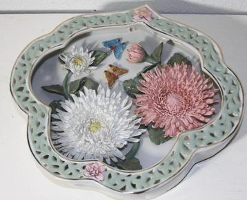 Oosters porseleinen kunstwerk met levensechte bloemen