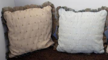 2 sierkussentjes (met voile rand) beschikbaar voor biedingen