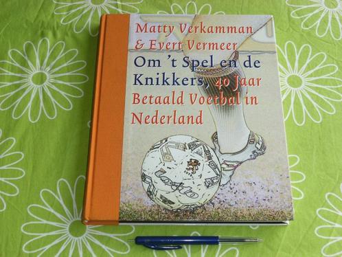 Om 't spel en de knikkers - 40 jaar betaald voetbal in NL, Boeken, Sportboeken, Zo goed als nieuw, Balsport, Ophalen of Verzenden