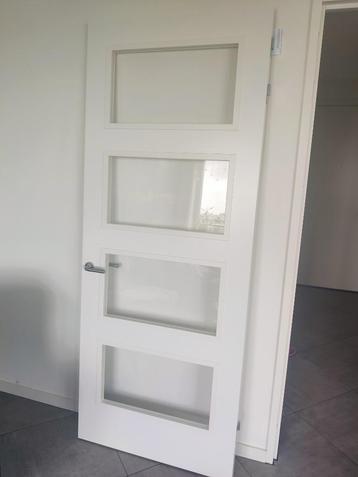 Wooden Door - RAL 9010 color with glass - 233 * 92.5 * 4 cms beschikbaar voor biedingen