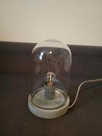 Tafellamp met glazen stolp, Huis en Inrichting, Lampen | Tafellampen, Ophalen, Gebruikt, Minder dan 50 cm