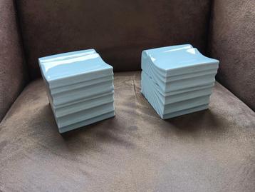 Meissen porselein, 2 waaier vormige bakjes met deksel beschikbaar voor biedingen
