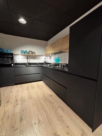 Rational Atmos zwart mono-lak Showroomkeuken  beschikbaar voor biedingen