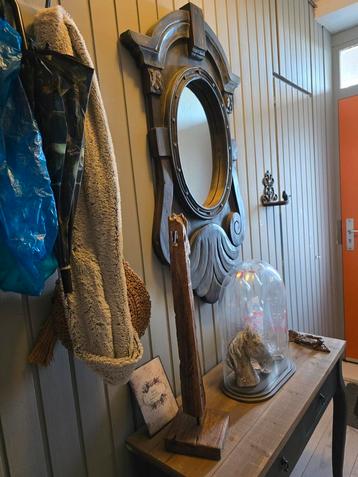 Spiegel met wandtafel beschikbaar voor biedingen