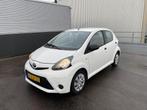 Toyota Aygo 1.0 VVT-i Now NL auto dealer onderhouden boekjes, Auto's, Voorwielaandrijving, Euro 5, Stof, Gebruikt