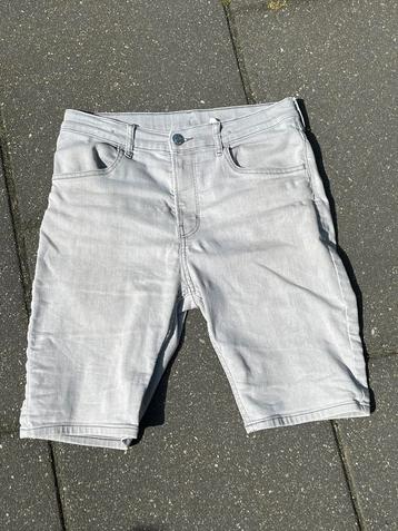 Korte broek maat 170 beschikbaar voor biedingen