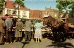 Texel, Markt Den Burg - volk paard wagen - 1968 gelopen, Verzamelen, Ansichtkaarten | Nederland, Ophalen of Verzenden, Voor 1920