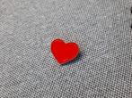 1 mooie pin te koop van een rood hart, Ophalen of Verzenden, Nieuw, Overige onderwerpen, Speldje of Pin