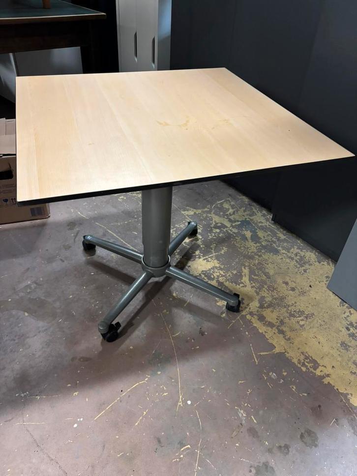 In hoogte verstelbare werktafel op wielen, Huis en Inrichting, Bureaus, Zo goed als nieuw, In hoogte verstelbaar, Ophalen