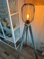 Exclusieve vloerlamp in een warme grey wash, Huis en Inrichting, Lampen | Vloerlampen, Ophalen, Nieuw, 150 tot 200 cm