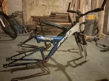 2x fiets mtb frame met voorvork 24 en 26 inch  beschikbaar voor biedingen