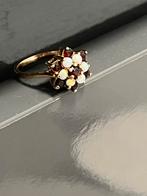 Prachtige 9 krt gouden ring met Robijn & natuurl opaaltjes, Sieraden, Tassen en Uiterlijk, Gebruikt, Ophalen of Verzenden, 17 tot 18