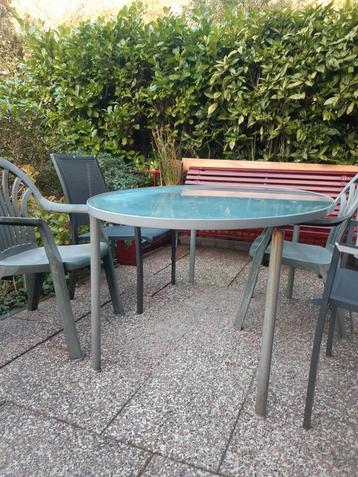 Tuintafel met glazen blad  beschikbaar voor biedingen