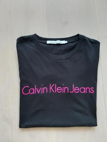 Calvin Klein zwarte t-shirt met roze logo maat M beschikbaar voor biedingen