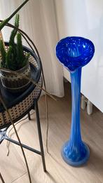 Vintage blauwe glazen vaas met kelk uit Venetie, Antiek en Kunst, Antiek | Glas en Kristal, Ophalen of Verzenden