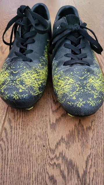 Voetbalschoenen maat 39 beschikbaar voor biedingen